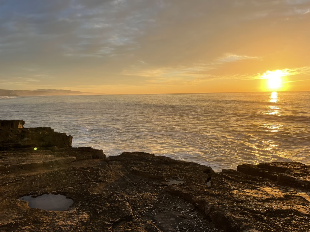 Sonnenuntergang über dem Atlantik und der felsigen Küste